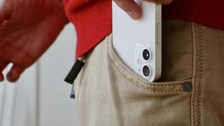 Смартфон в жару может загореться даже в кармане, предупредил эксперт