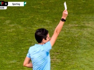 Футбол тарихида илк марта оқ карточкадан фойдаланилди