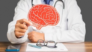 Олимлар Альцгеймер касаллигини 20 йил олдин башорат қила олаган чип ишлаб чиқишди