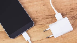 Названа опасность использования чужой зарядки для смартфона