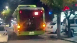 Автобус йўлнинг белгиланмаган қисмидан тўсатдан югуриб келган маст фуқарони уриб юборди