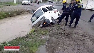 Жиззахда “Damas” ариққа тушиб кетди