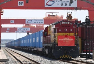 Из Китая в Узбекистан отправился первый грузовой поезд с 50 контейнерами с фотоэлементами для фотоэлектрического проекта мощностью 1 ГВт