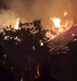 Бўстонлиқда иккита уй ёниб кетди