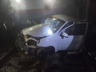В Ферганской области легковой автомобиль попал под движущийся поезд