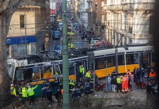 В Милане трамвай сошел с рельсов, есть погибшие