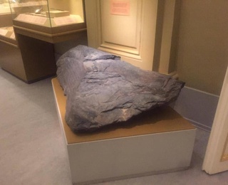 Qarasakbay toshbitigi qayerda saqlanmoqda