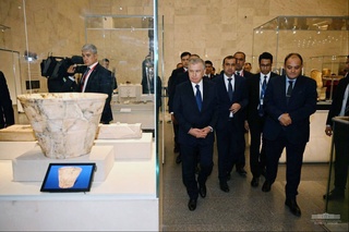 Shavkat Mirziyoyev becomes familiar with the exposition of the National Museum of Egyptian Civilization