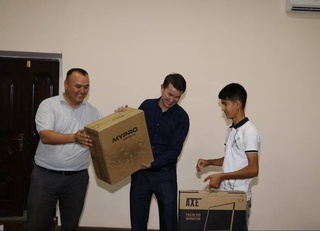 Чимбойда "IT билимдони" танлови ғолибларига янги компютерлар топширилди