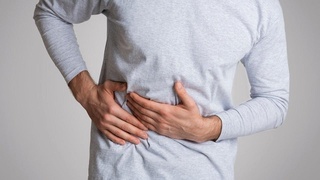 Кафтнинг қизариши ва тирноқдаги оқ доғлар жигар циррози аломати бўлиши мумкин