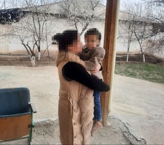 Қизча онаси тарбиясига олиб берилди