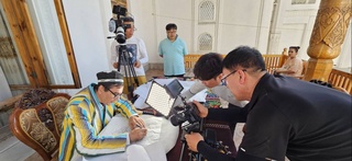 Гурӯҳи эҷодии ширкати телевизиони “Korea New Network” дар бораи ҳунарҳои мардумии кишварамон навор мебардорад