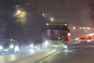 Тошкентда автобус йўлни ажратиб турувчи бетон тўсиққа бориб урилди