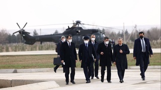 Президент «Uzbekistan GTL» заводига вертолётда учиб келди