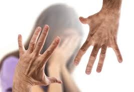 Маҳалла раиси дейилаётган шахс аёл кишига қўл кўтарди