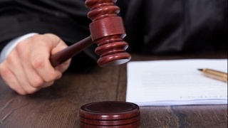 Қашқадарёда хотинини ёқиб юборган эркакка ҳукм ўқилди