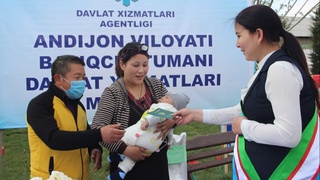 Andijonda xitoylik investorning farzandiga tugʻilganlik haqidagi guvohnoma topshirildi