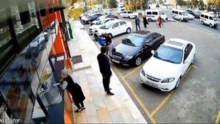 Бир йигит бошқа бир кишининг юзига қаттиқ мушт туширгани акс этган видеога изоҳ берилди