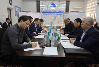 Өзбекстан ҳәм Қазақстан темир жол транспорты тараўындағы бирге ислесиўди кеңейтпекте