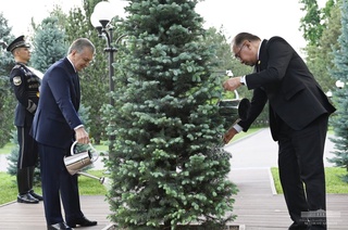 Сарвазири Малайзия дар Хиёбони меҳмонони фахрӣ дарахт шинонд