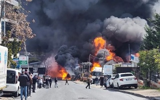 Istanbulda kimyo ombori yonmoqda