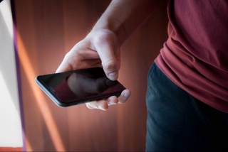 Телефон йўқолгани етмагандай унга уланган пластик картадаги пуллар ҳам кетди