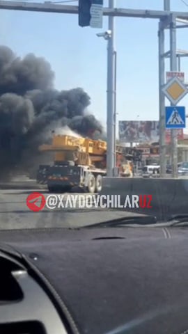 Бектемир туманида юк кўтариш автокрани ёниб кетди