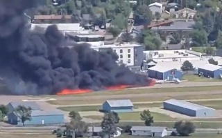 АҚШда иккита самолёт бир-бири билан тўқнашиб, кейин портлаб кетди