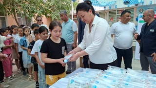 Учащимся навоийских школ в рамках акции «Чистые руки - здоровые дни» переданы специальные гигиенические наборы