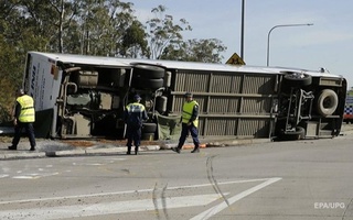 Австралияда автобусининг ағдарилиб кетиши оқибатида 10 киши ҳалок бўлди