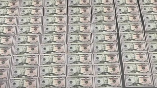 Пойман с поличным с поддельными пятью тысячами долларов