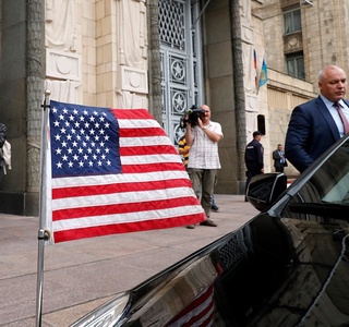 АҚШ элчиси Москвадан Вашингтонга учиб кетди