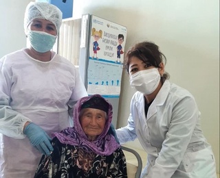 Қашқадарёлик 91 ёшли онахон коронавирусга қарши эмланди