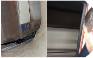 Метро вагони эшиги ариқчасига йўловчилардан бирининг ручкаси тушиб қолган