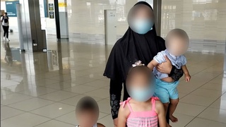 Россияда 3 нафар фарзанди билан қийин аҳволда қолган аёл Ватанга қайтарилди