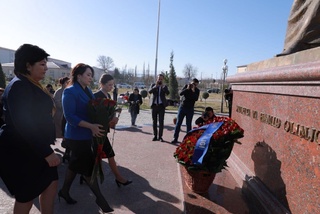 Зулфия пойига гуллар қўйилди