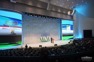 Sherzod Asadov Prezidentning Konstitutsiya kuni munosabati bilan yoʻllagan tabrigini oʻqib eshittirdi