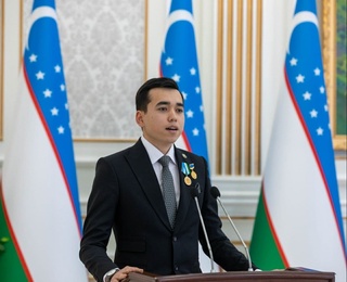 Ҳоким иқтидорли талабани мукофотлади