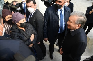 Президентнинг Фарғонадаги маҳаллага кутилмаган ташрифи ҳақида янги лавҳалар эълон қилинди