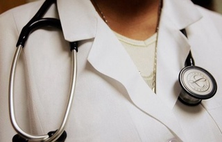 Tibbiyot xodimiga tayinlangan qonunga zid ma’muriy jarima adliya arlashuvi bilan bekor qilindi