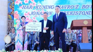 Общественность Сырдарьинской области наградила родителей футболиста Файзуллаева