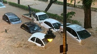 Бразилиянинг Петрополис шаҳарчасида кўп ёмғир ёғиши туфайли сув тошқинлари юзага келди