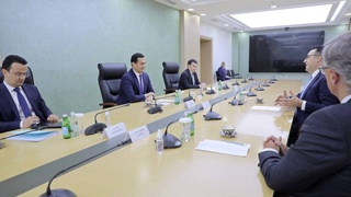 Дурнамои ҷалби сармоя ба соҳаи нақлиёти ҳавоӣ дар Ӯзбекистон баррасӣ шуд