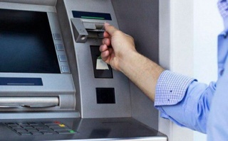 Банк ходимлари банкоматни "урди"