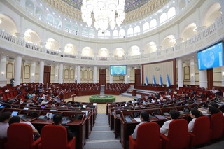 Парламент тутыныўшылар ҳуқықларының кепилликлерин ҳәм жас өспиримлердиң қорғалыўын күшейтиўге байланыслы нызам жойбарын мақуллады