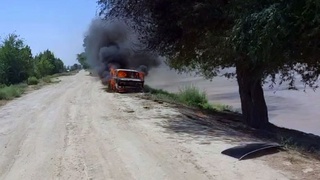 Ичида ҳайдовчиси бўлган машина ёниб кетди