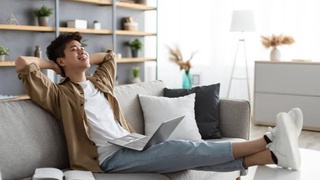 Scientists have found out what time of day and day of the week people are happiest