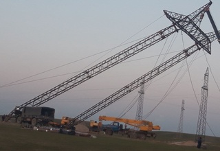 Сурхондарёда кучли шамол оқибатида қулаб тушган электр узатиш тармоғи таянчлари қайта тикланди