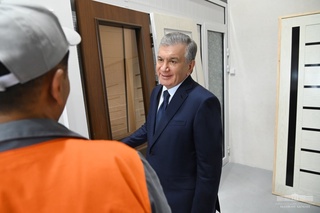 Шавкат Мирзиёев мебелсозлик мажмуасини бориб кўрди