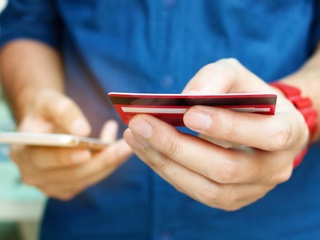 Мобил илова орқали пластик картадаги пуллар ечиб олинди